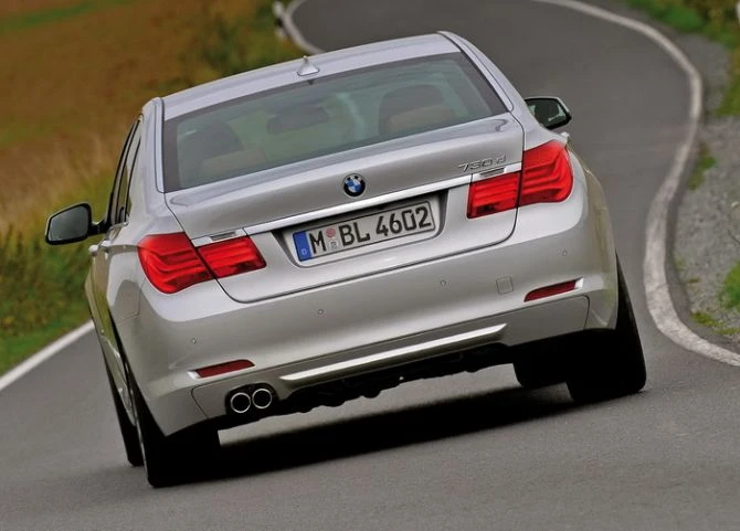 Комитет по имуществу продает аварийный BMW 730 за 9339 манатов