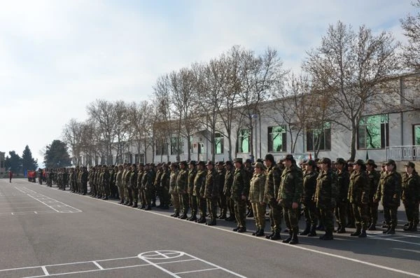 Воинским частям азербайджанской армии на линии фронта вручены боевые знамена
