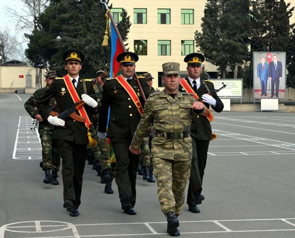 Воинским частям азербайджанской армии на линии фронта вручены боевые знамена