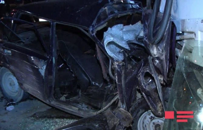 В Баку автобус попал в ДТП, есть погибшие