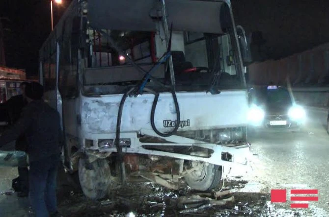 В Баку автобус попал в ДТП, есть погибшие