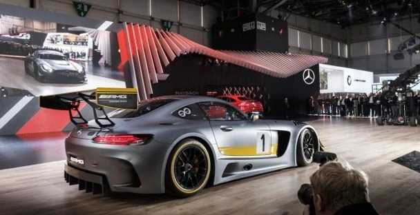 Шикарный гоночный Mercedes-AMG GT3 (видео)