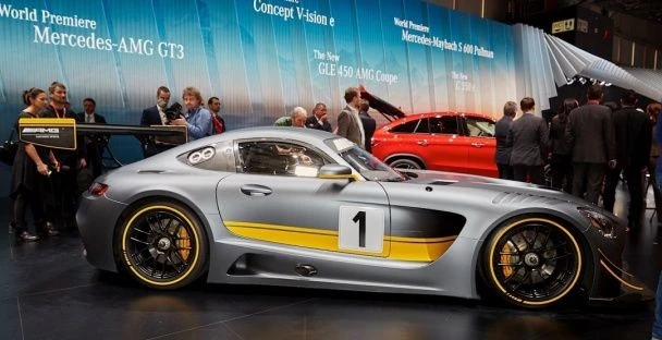 Шикарный гоночный Mercedes-AMG GT3 (видео)