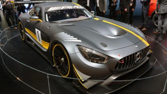 Шикарный гоночный Mercedes-AMG GT3 (видео)