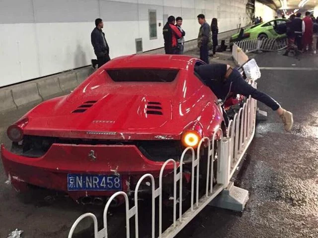 Авария Ferrari и Lamborghini в заезде на скорость