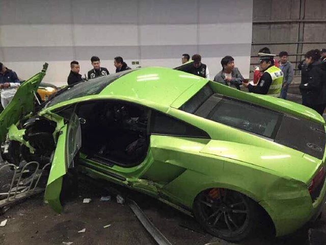 Авария Ferrari и Lamborghini в заезде на скорость