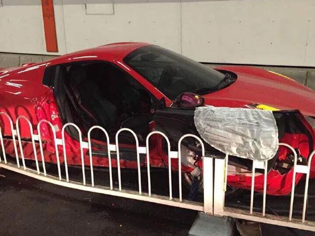Авария Ferrari и Lamborghini в заезде на скорость