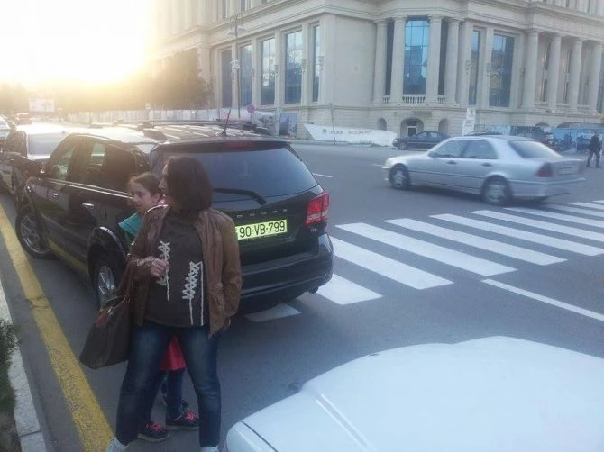 В Баку водители по-прежнему не уважают пешеходов