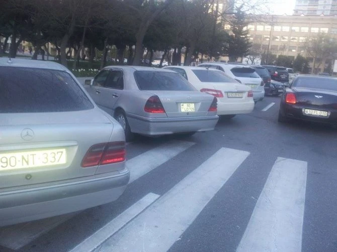 В Баку водители по-прежнему не уважают пешеходов