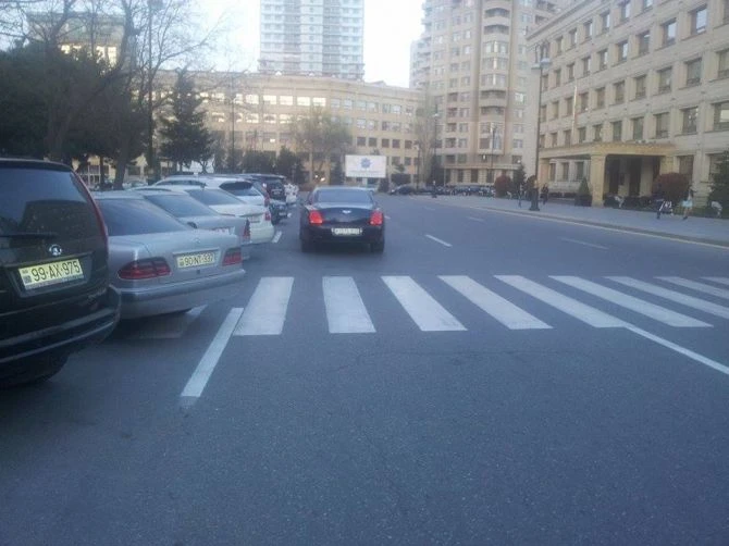 В Баку водители по-прежнему не уважают пешеходов