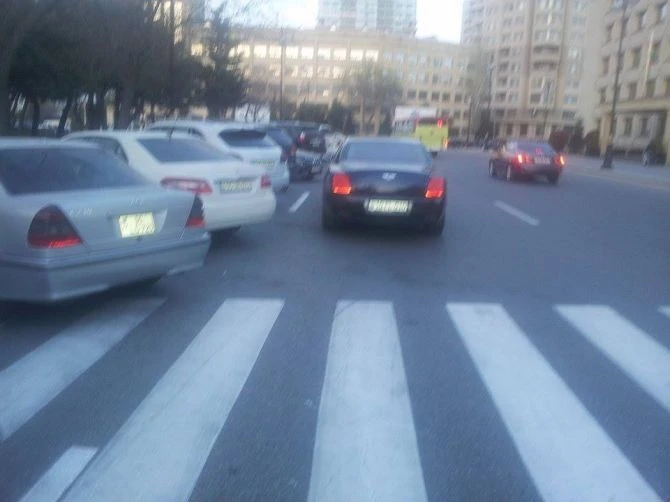 В Баку водители по-прежнему не уважают пешеходов