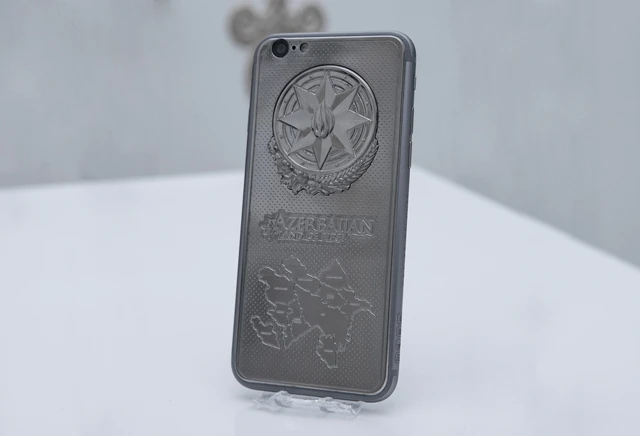 В Баку начались продажи iPhone ручной сборки с портретом великого лидера Гейдара Алиева