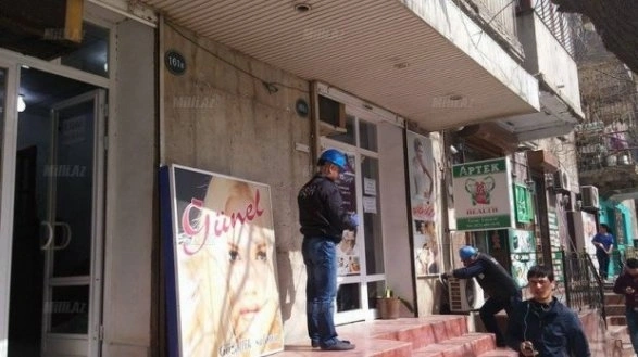 В Баку убирают наружную рекламу торговых объектов