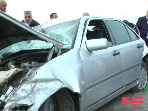 В Азербайджане свадебный кортеж попал в ДТП, пострадали 2 человека (видео)