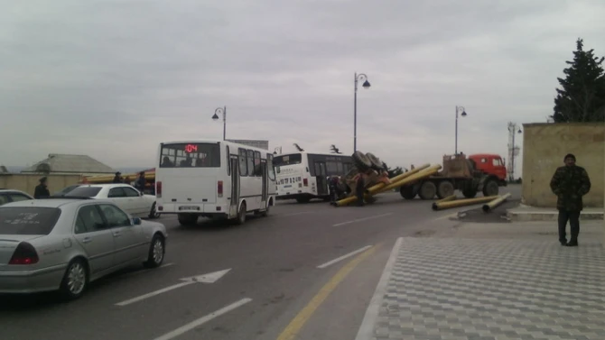 ДТП в Баку: КАМАЗ с опрокинутым прицепом парализовал движение