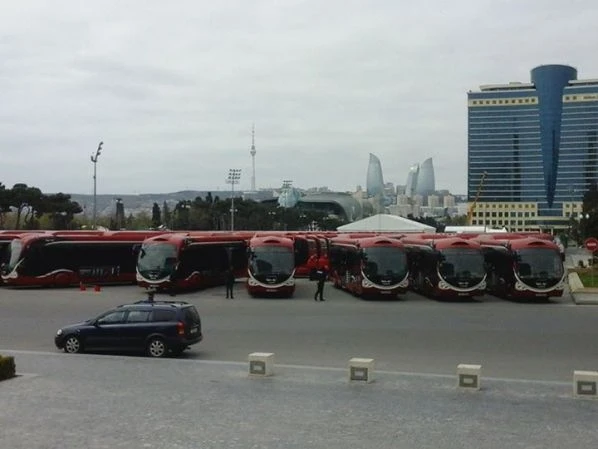 Колонны из новых автобусов заполнили площадь Азадлыг