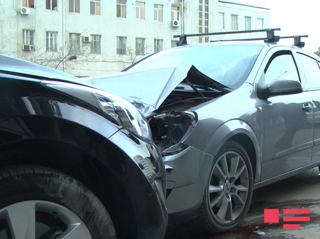 В Баку столкнулись 3 автомобиля