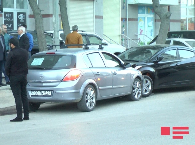 В Баку столкнулись 3 автомобиля
