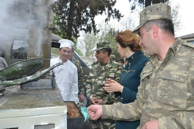 Ганира Пашаева приготовила обед для солдат