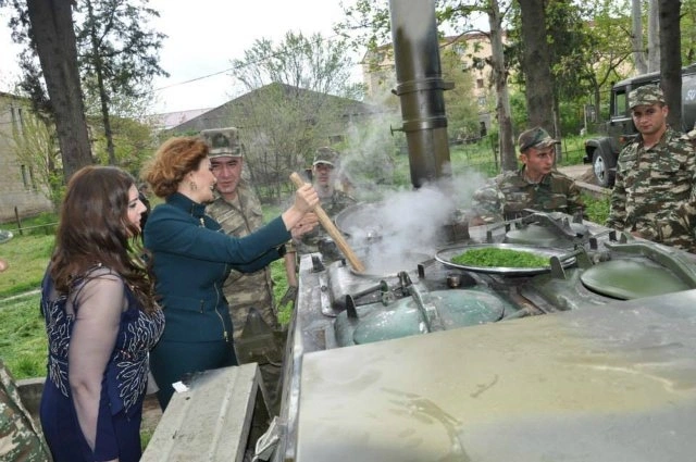 Ганира Пашаева приготовила обед для солдат