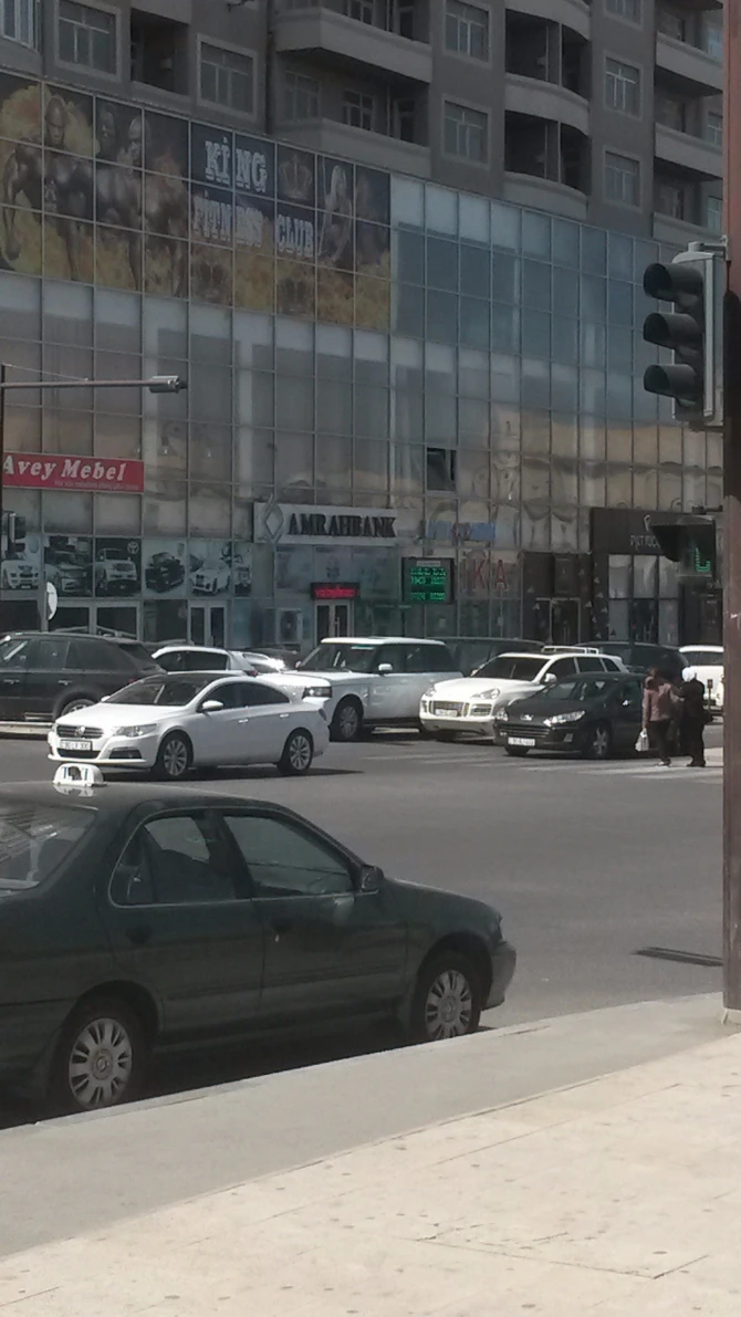 В Баку автомобили, выставленные на продажу,  мешают проезду