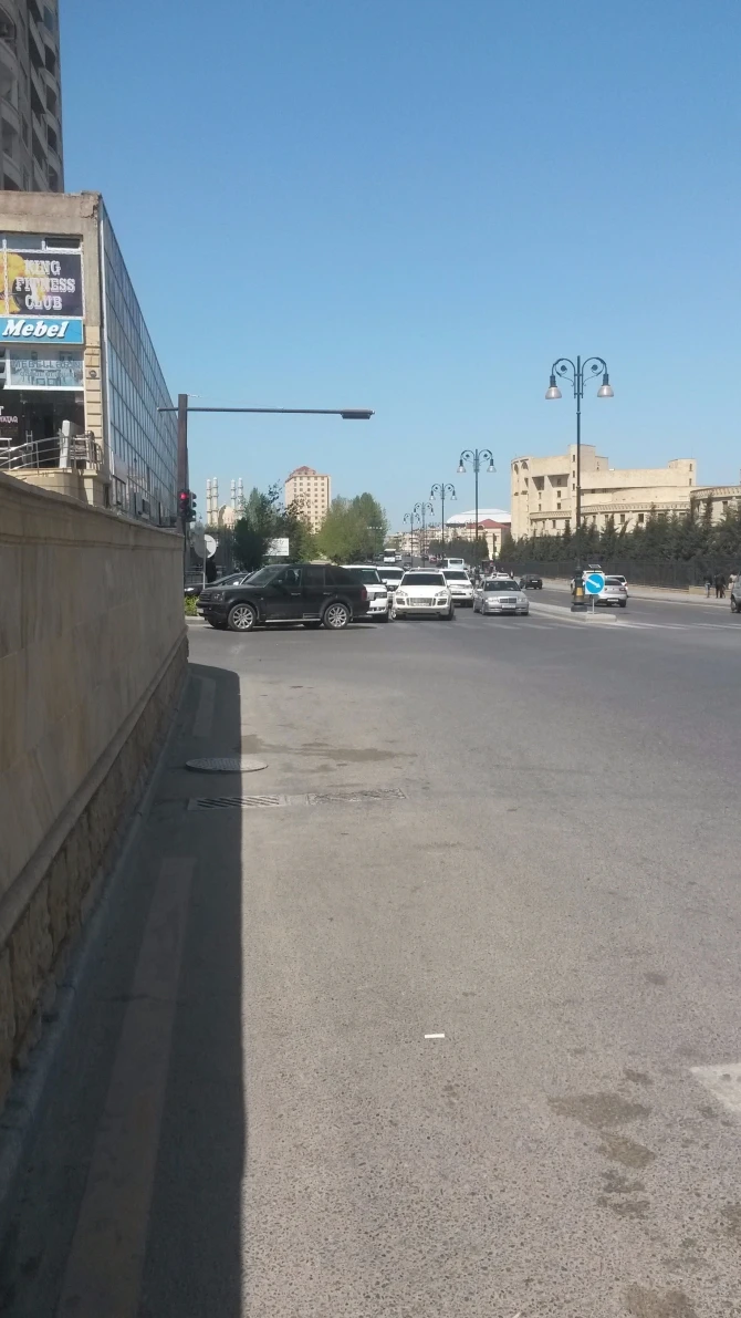 В Баку автомобили, выставленные на продажу,  мешают проезду