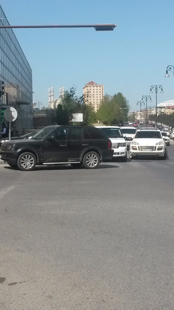 В Баку автомобили, выставленные на продажу,  мешают проезду