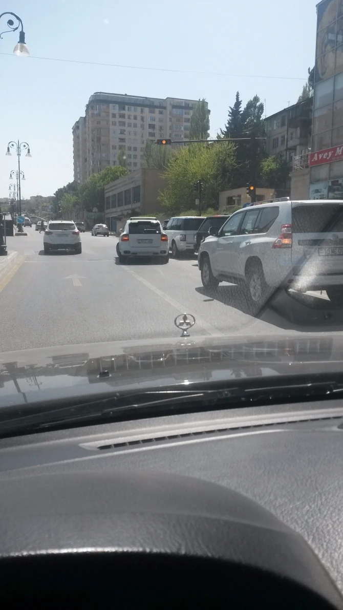 В Баку автомобили, выставленные на продажу,  мешают проезду