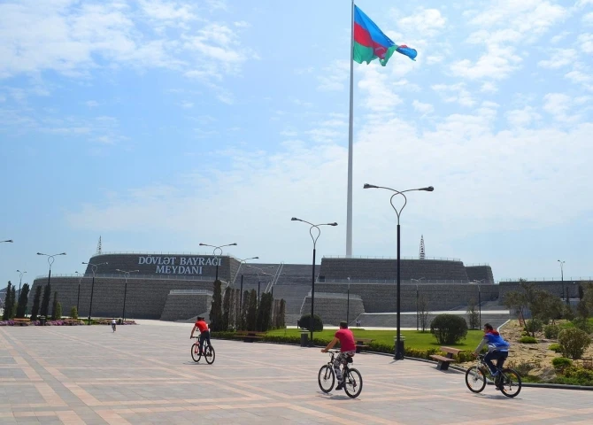 Новые фотографии Бакинского бульвара