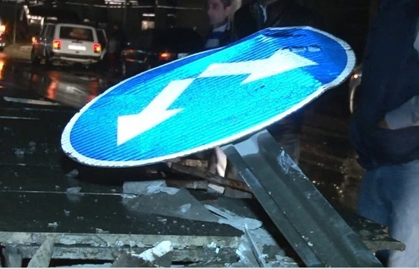 Перевернувшийся грузовик перекрыл движение на трассе Баку-Сумгайыт (видео)