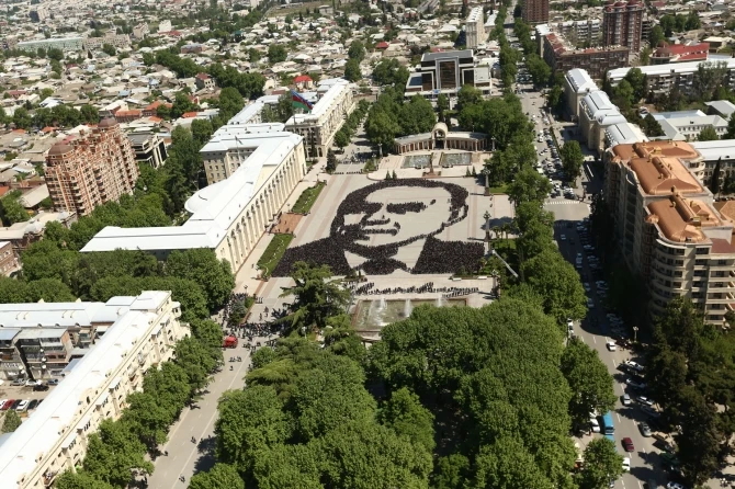Флешмоб в Гяндже к 92-летней годовщине со дня рождения Гейдара Алиева
