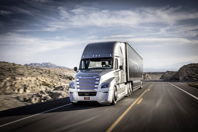 Первый грузовик от Daimler aG с автопилотом колесит по США (видео)