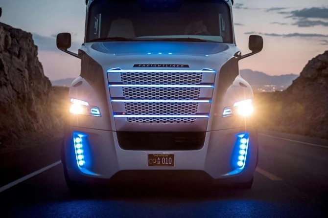 Первый грузовик от Daimler aG с автопилотом колесит по США (видео)