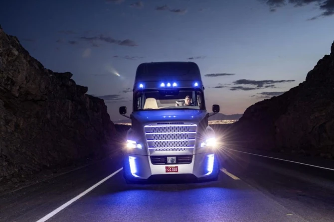 Первый грузовик от Daimler aG с автопилотом колесит по США (видео)