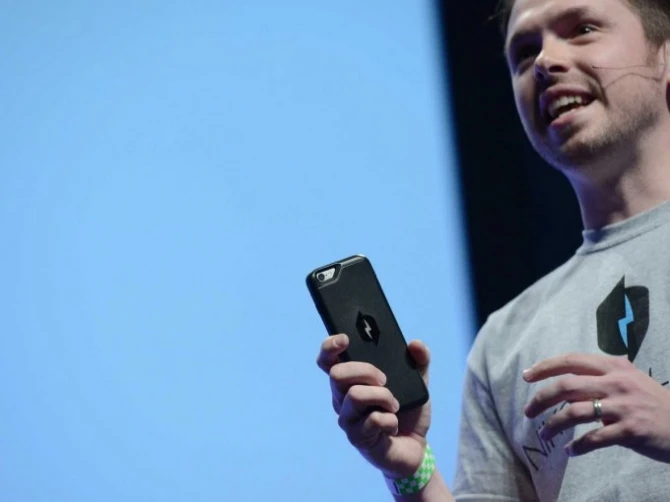 Умный чехол умеет заряжать iPhone от всех популярных радиоволн