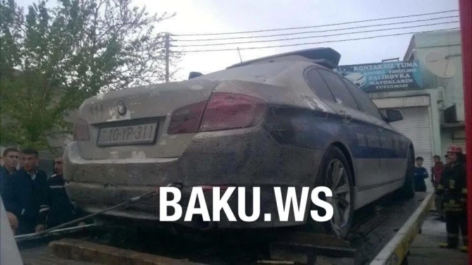 В Баку сгорел автомобиль дорожной полиции