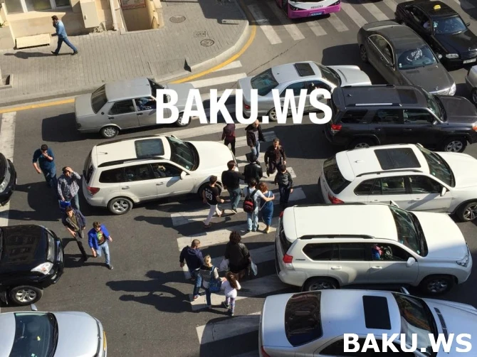 Движение в центре Баку парализовано (видео)