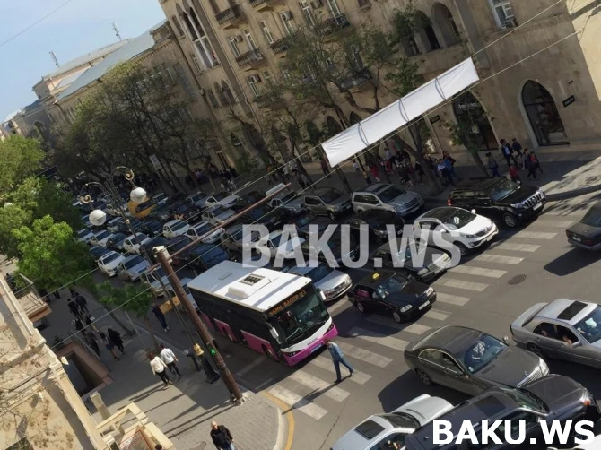 Движение в центре Баку парализовано (видео)