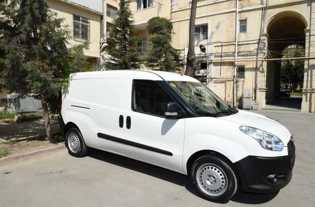 Первая леди Мехрибан Алиева подарила автомобиль яслям в Баку