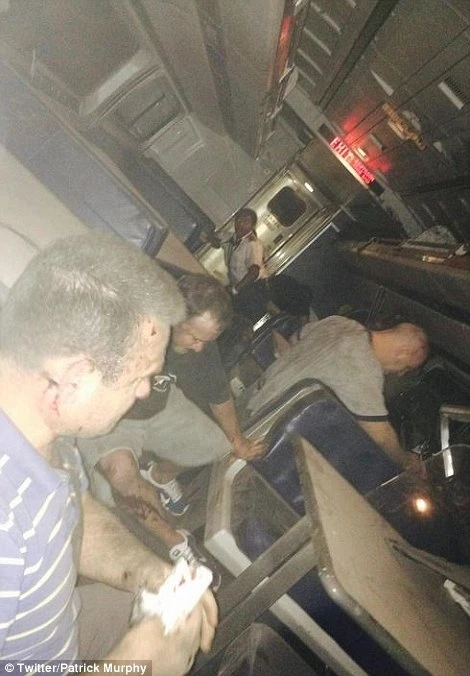 Пятеро из 243 погибли в результате схода с рельсов поезда в Филадельфии (видео)