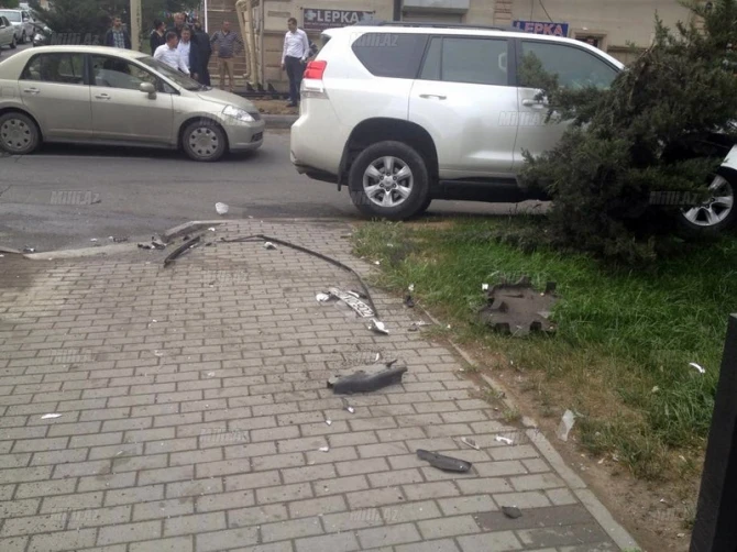 В Баку светофор сыграл злую шутку с водителями трех автомобилей