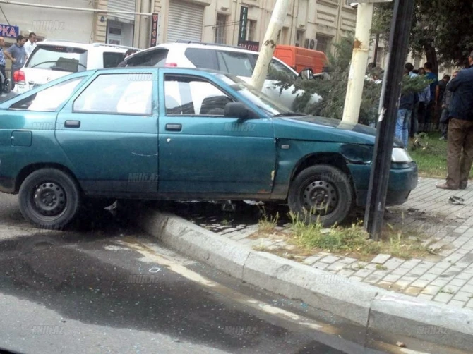 В Баку светофор сыграл злую шутку с водителями трех автомобилей