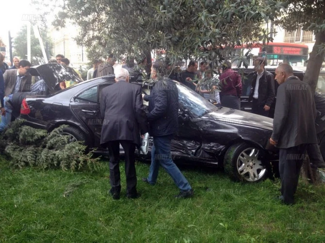 В Баку светофор сыграл злую шутку с водителями трех автомобилей