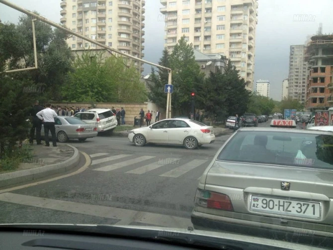 В Баку светофор сыграл злую шутку с водителями трех автомобилей