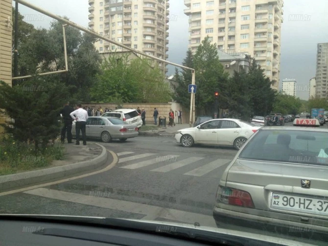 В Баку светофор сыграл злую шутку с водителями трех автомобилей