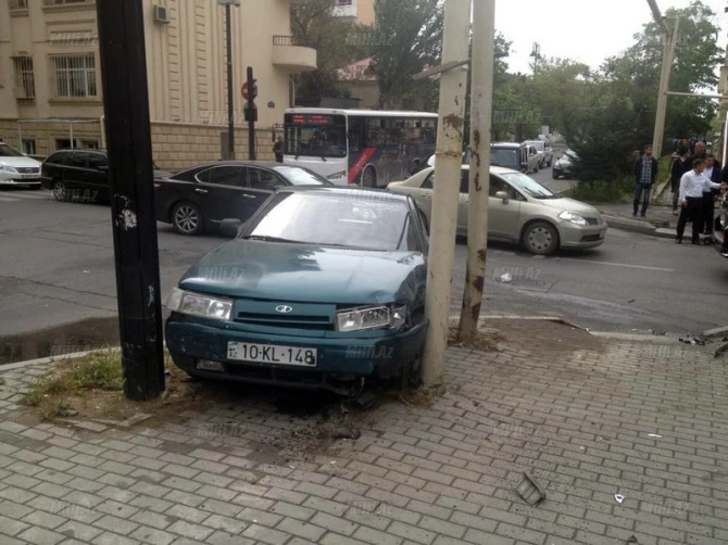 В Баку светофор сыграл злую шутку с водителями трех автомобилей