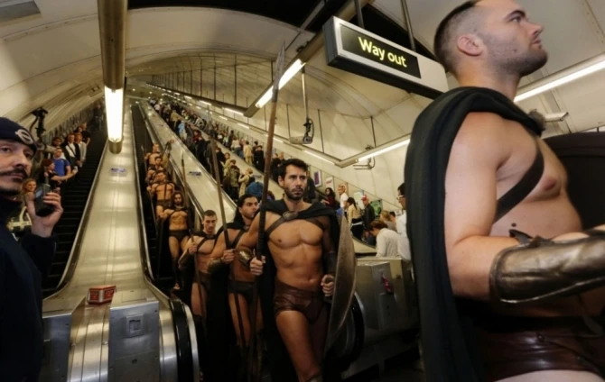 Необычный флешмоб: 300 спартанцев в лондонском метро