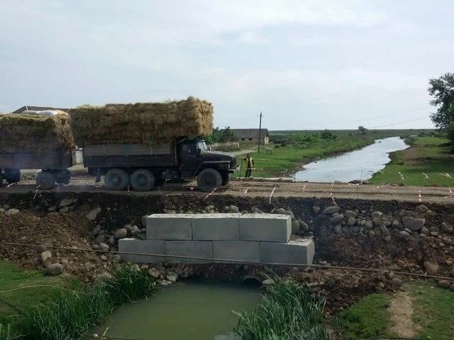 Рядом с рухнувшим мостом в Лянкяранском районе построена переправа