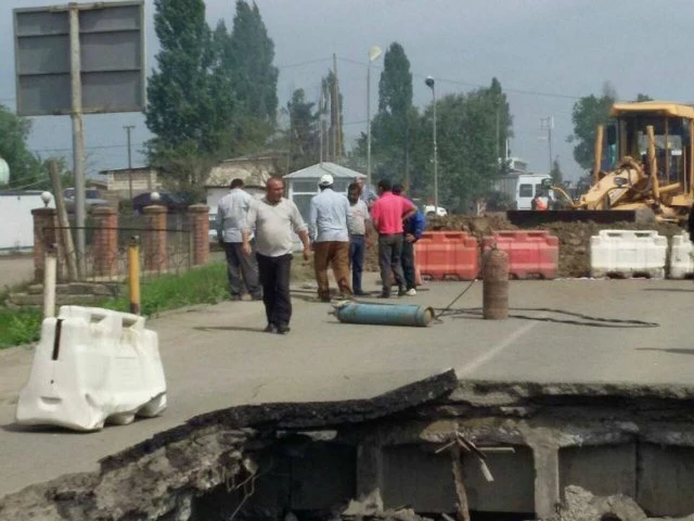 Рядом с рухнувшим мостом в Лянкяранском районе построена переправа