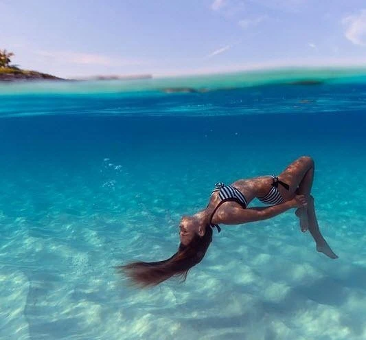 Подводная фотосессия багамской русалки